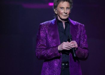Barry Manilow reveals lung cancer diagnosis