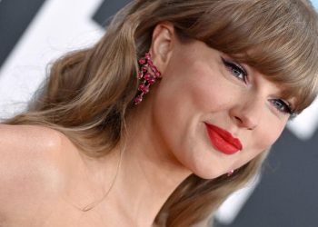 Taylor Swift donates $1 million to Feeding America, group says