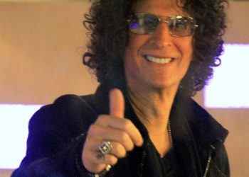 Howard Stern signs 3-year contract at Sirius