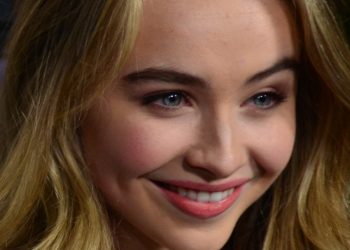 Sabrina Carpenter joins Seth Meyers for day drinking