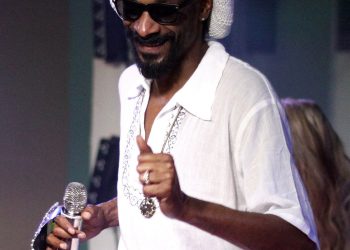 Martha Stewart introduces Snoop Dogg’s ‘Holiday Halftime Party’