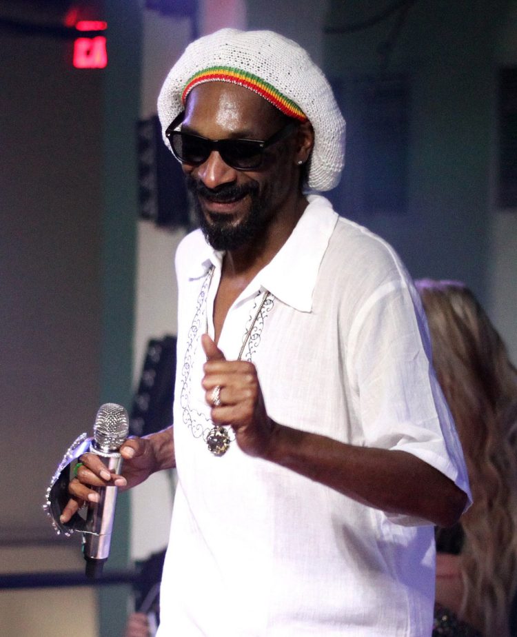 Martha Stewart introduces Snoop Dogg’s ‘Holiday Halftime Party’